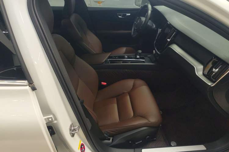 Used Volvo S60 2022 B4 Zhiyi Luxury Edition
