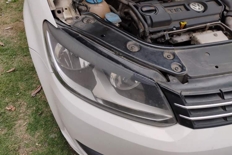 Used Volkswagen Touran 2013 1.4T Manual Comfort Edition 5-Seater Right Front Headlight