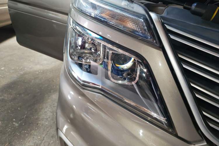 Used FORTHING Lingzhi 2019 Facelifted M5L 1.6L 7-Seater Base Model China VI Standard Right Front Headlight