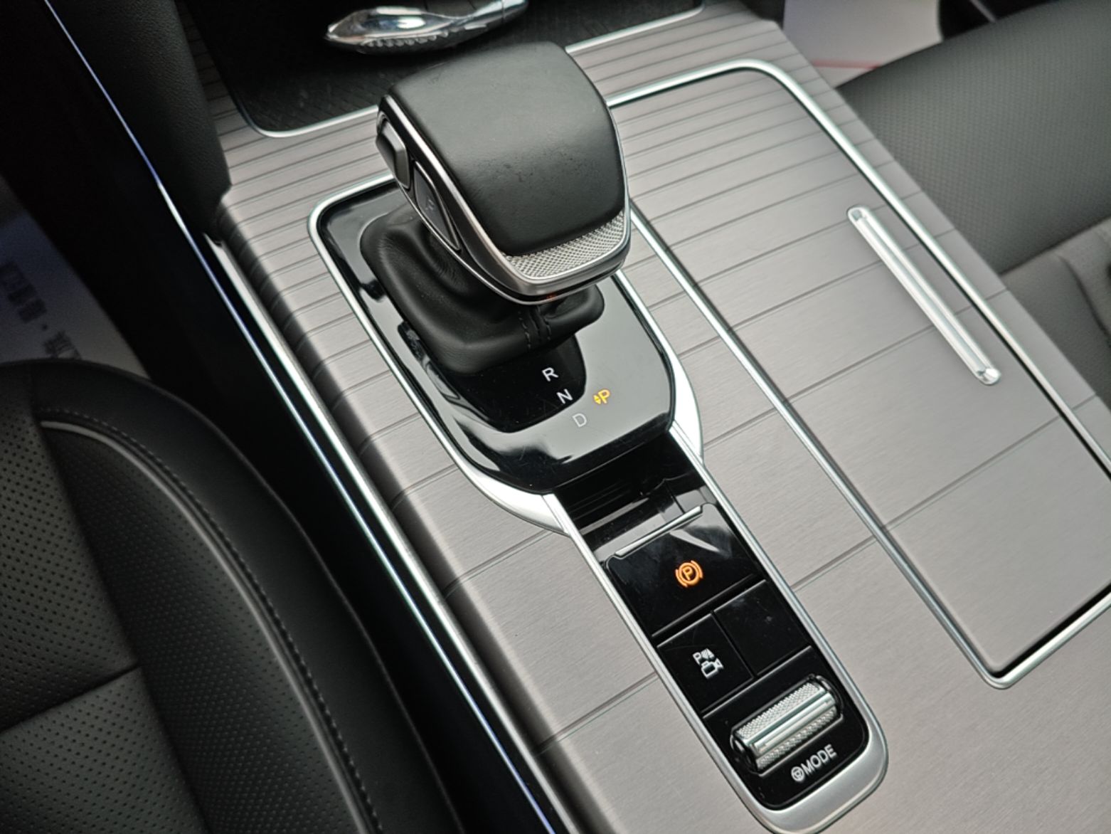 Hongqi HS7 PHEV 2024 2.0T PHEV Four-Wheel Drive Flagship Edition 6 Seats — снимка 16