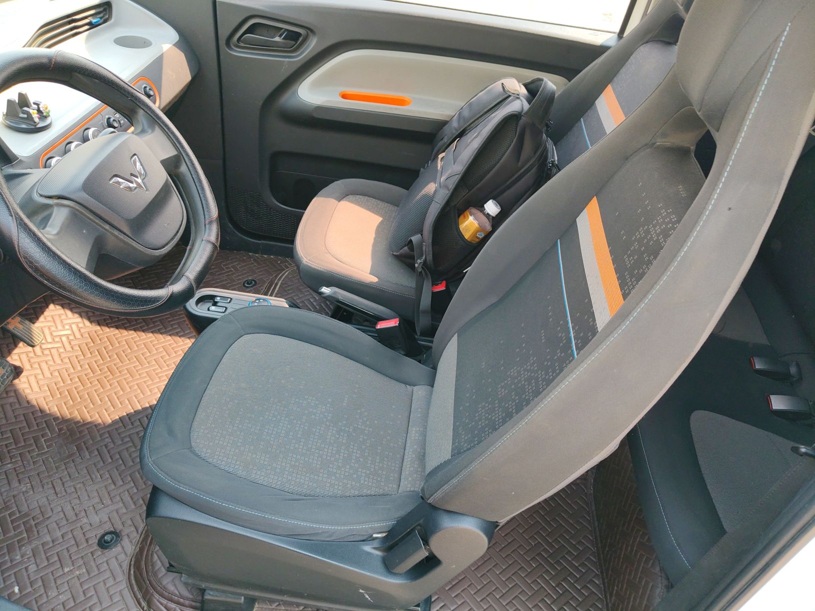 المقاعد الأمامية داخل السيارة