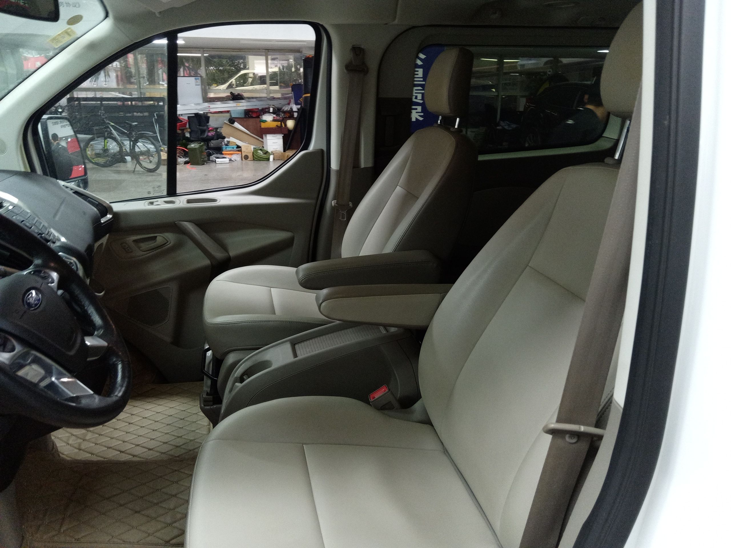 Переднее сиденье в автомобиле