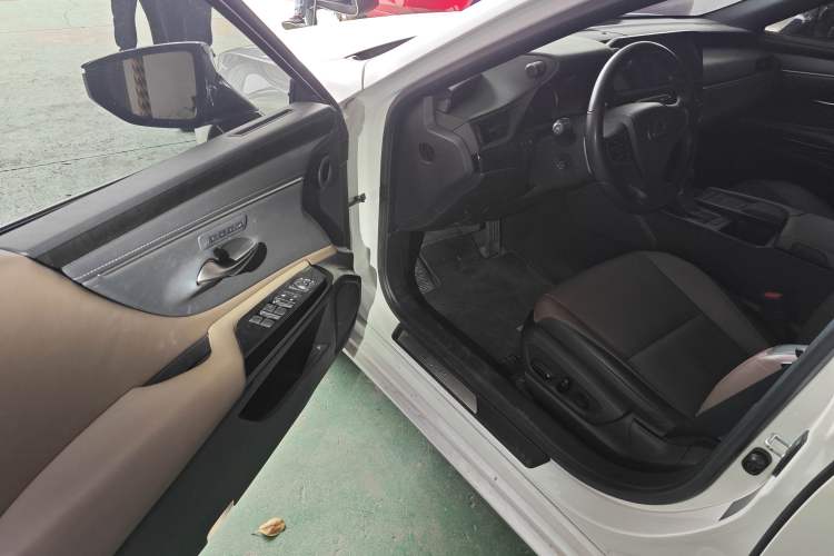 Used Lexus ES 2021 200 Luxury Edition Driver Seat