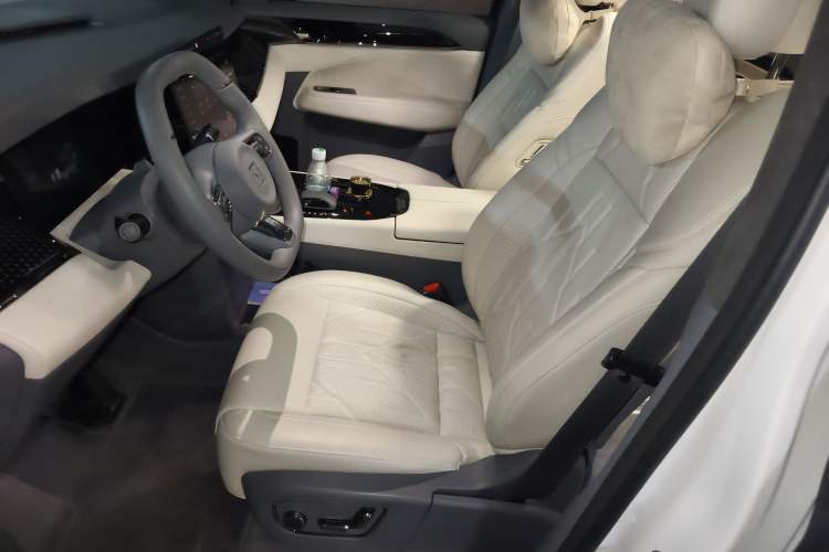 Used Zeekr 009 2024 Six-Seat Executive Version 4WD 108 kWh Left Front Seat