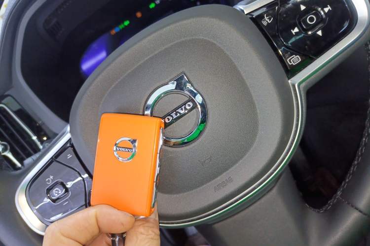 Used Volvo XC60 New Energy 2025 Plug-in Hybrid Long-Range All-Wheel Drive Smart Luxury Edition Interior 1