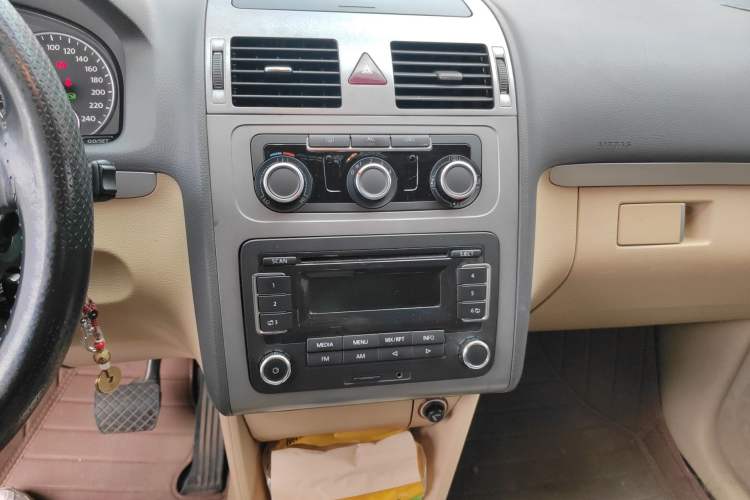 Used Volkswagen Touran 2011 1.4T DSG Zhiya Edition 5 Seats Audio And AC Panel