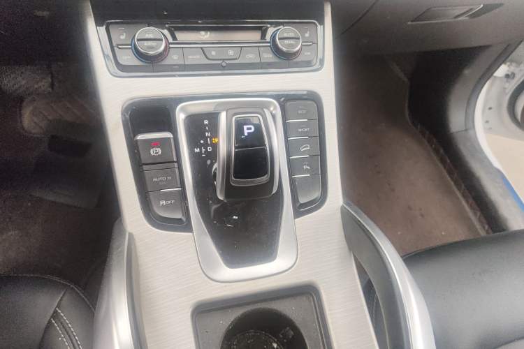 Used Geely Auto Emgrand X7 Sport 2020 1.8TD DCT Two-Wheel Drive Smart Connect 4G-Enabled Version
