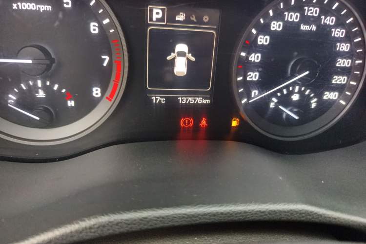 Used Hyundai Tucson 2015 1.6T Dual-Clutch Two-Wheel-Drive Smart Model Odometer Close Up