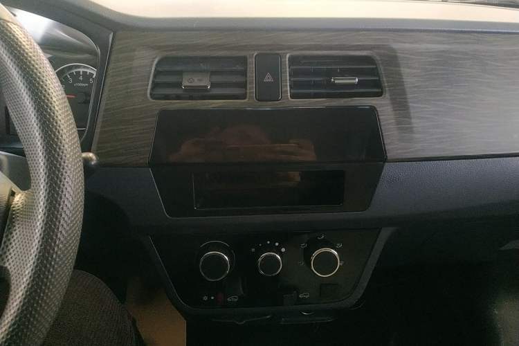 Used Jinbei Hiace X30 2020 1.5L Van Super-Enjoyment Model China VI Standard SWC15M Audio And AC Panel