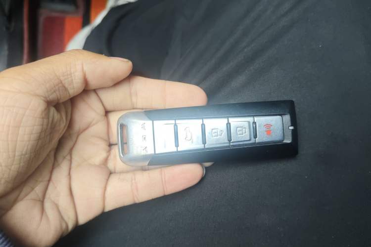 Used Wey VV6 2018 2.0T Two-Wheel-Drive Ultra-Luxury Version China V Standard Vehicle Key