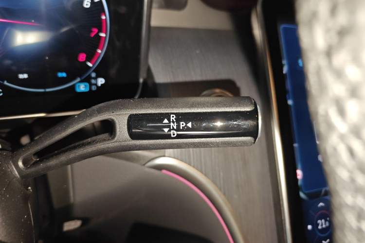 Used Mercedes-Benz GLC 2023 GLC 260 L 4MATIC Luxury Model 5 Seats Gear Lever