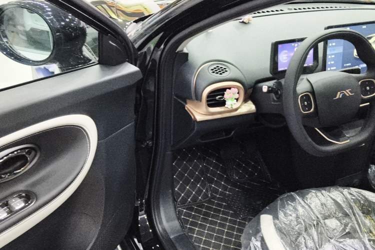 Used JAC Yiwei 3 2025 330km Black Pineapple Edition
