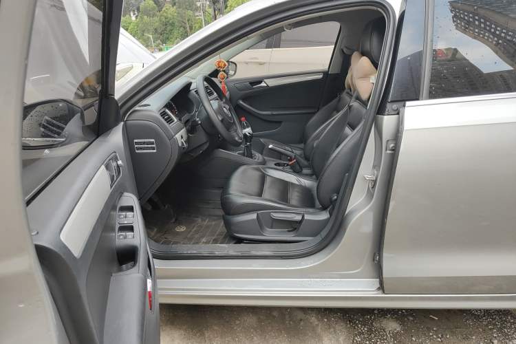 Used Volkswagen Sagitar 2012 1.6L Manual Comfort Model
