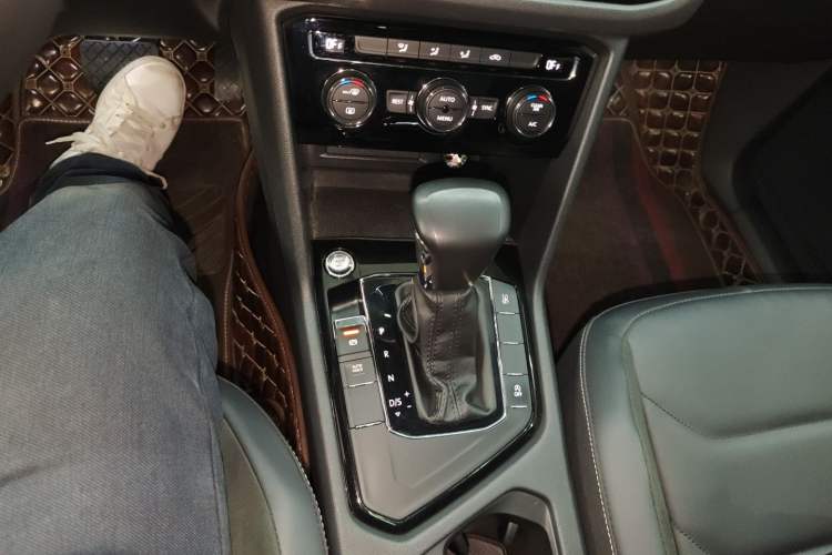 Used Volkswagen Tiguan L 2019 Updated Version 330TSI Automatic Two-Wheel Drive Panoramic Comfort Edition China VI Standard Gear Lever