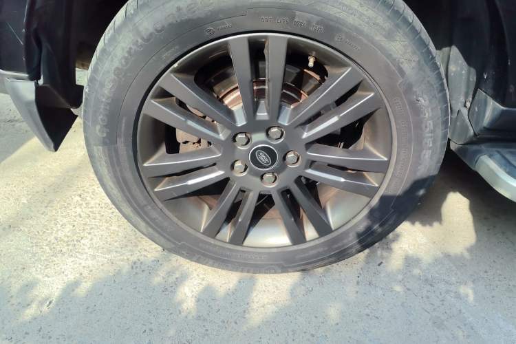 Used Land Rover Discovery 2016 3.0 SC Obsidian Black Heritage Edition HSE Right Front Wheel Hub