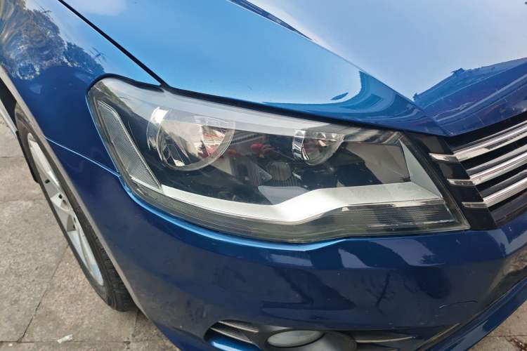 Used Volkswagen Bora 2013 1.6L Manual Comfort Model Right Front Headlight