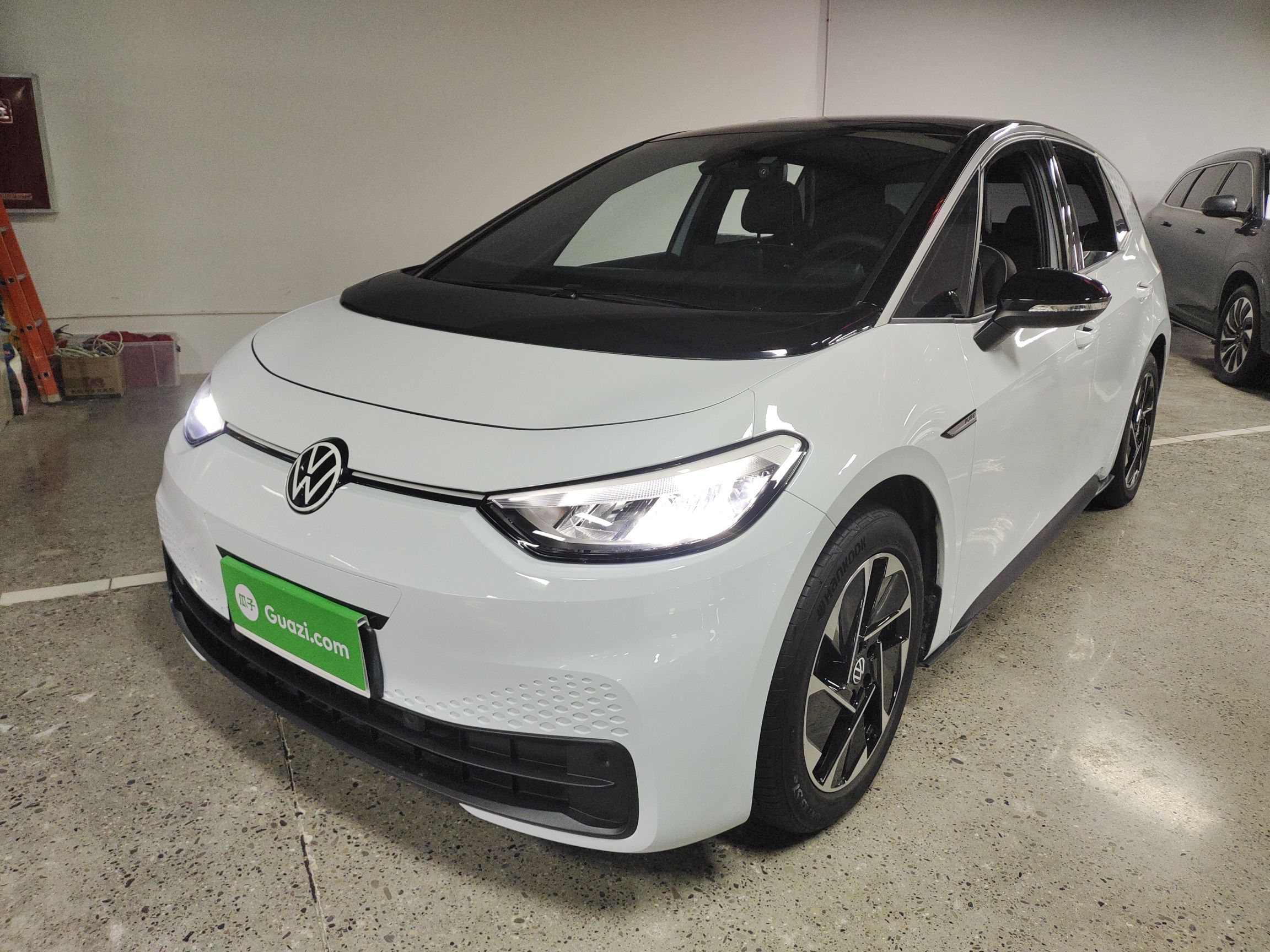 Под передней частью автомобиля