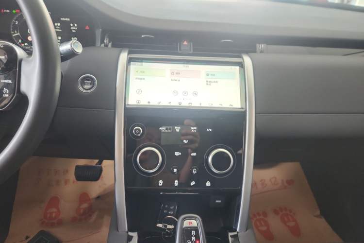 Used Land Rover Discovery Sport 2021 200 PS Family Edition Audio And AC Panel