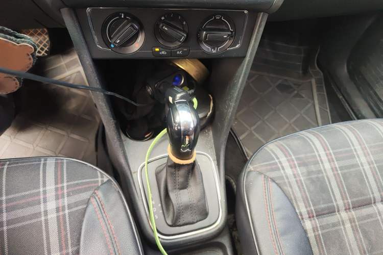 Used Volkswagen Polo 2014 1.6L Automatic Comfort Edition Gear Lever