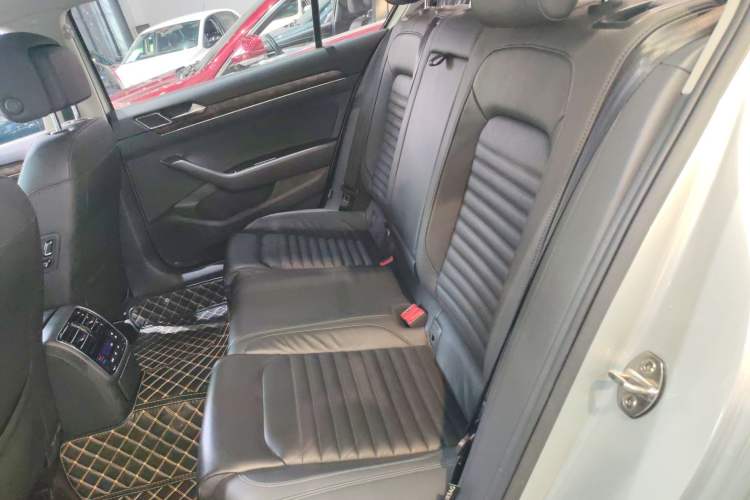 Used Volkswagen Magotan 2019 330TSI DSG Luxury Model China V Standard Left Rear Seat