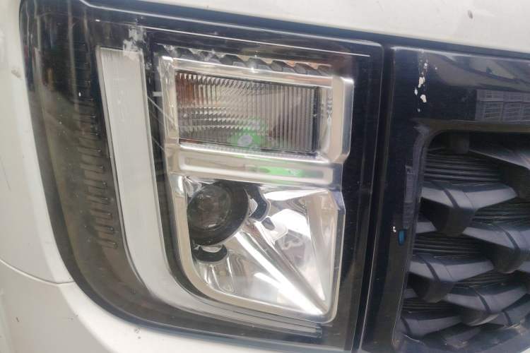 Used JMC Fushun 2023 2.0T Manual Mid-Drive Mid-Roof Commercial Multi-Purpose 7-Seater Passenger Vehicle Right Front Headlight