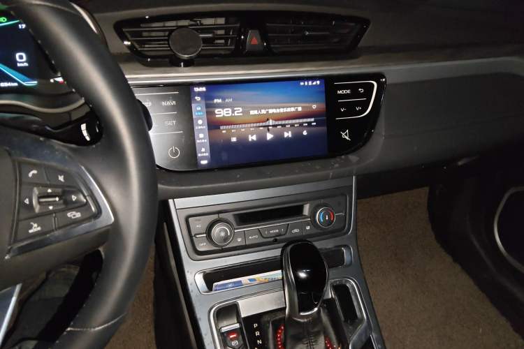 Used Geely Auto Emgrand 2019 Leading Edition 1.5L CVT Upward-Connected Model China VI Standard Audio And AC Panel