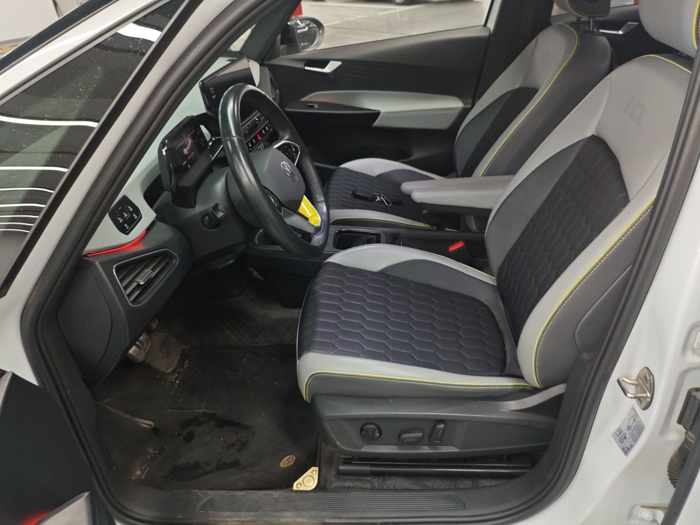 المقاعد الأمامية داخل السيارة