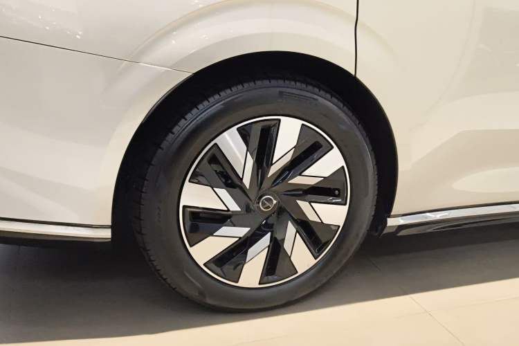 Used Volvo EM90 2025 Ultra Six-Seater
