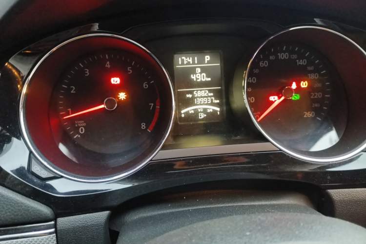 Used Volkswagen Sagitar 2015 1.6L Automatic Comfort Model Odometer Close Up