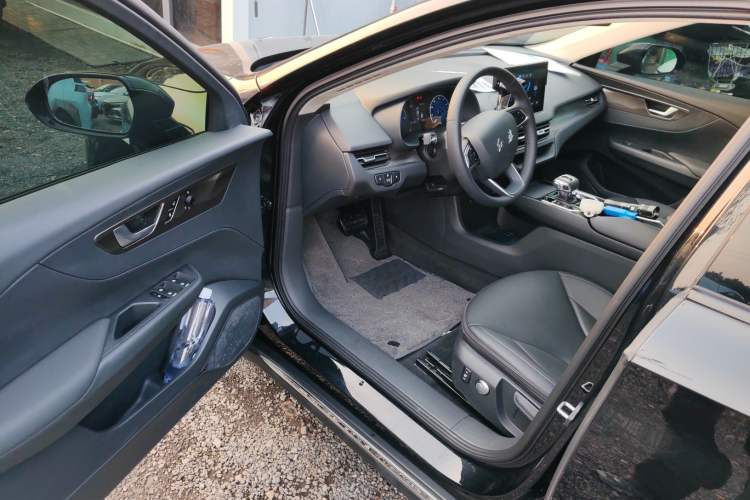 Used Hongqi E-QM5 2023 Base Travel Edition
