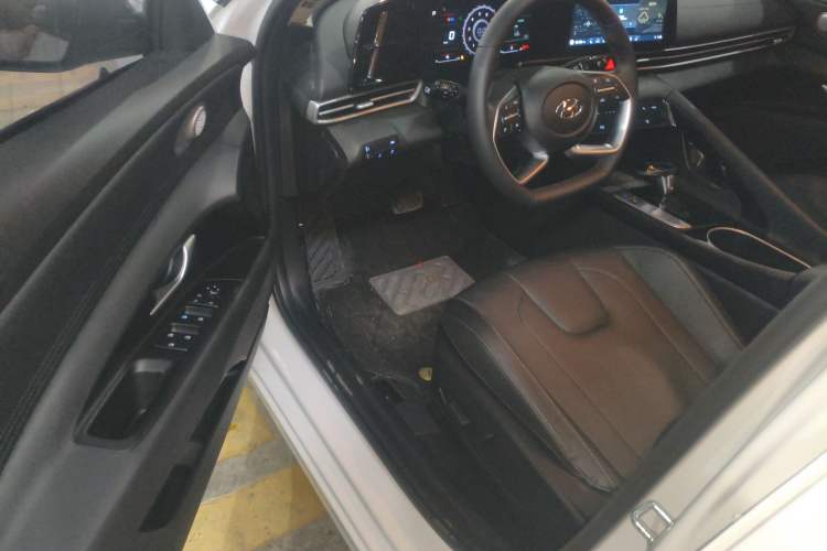 Used Hyundai Elantra 2022 1.5L CVT LUX Prestige Edition Interior 3