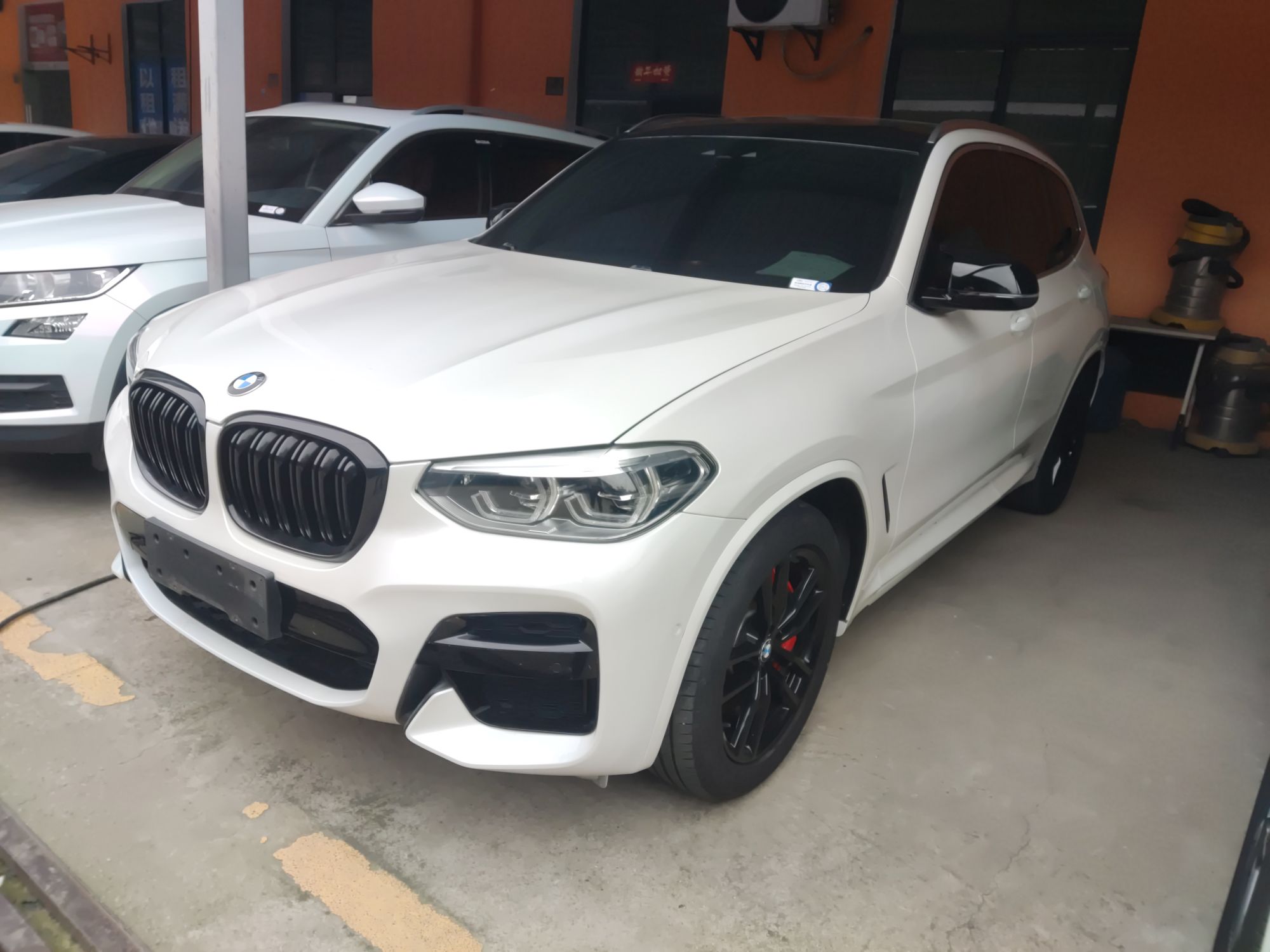 تحت مقدمة السيارة