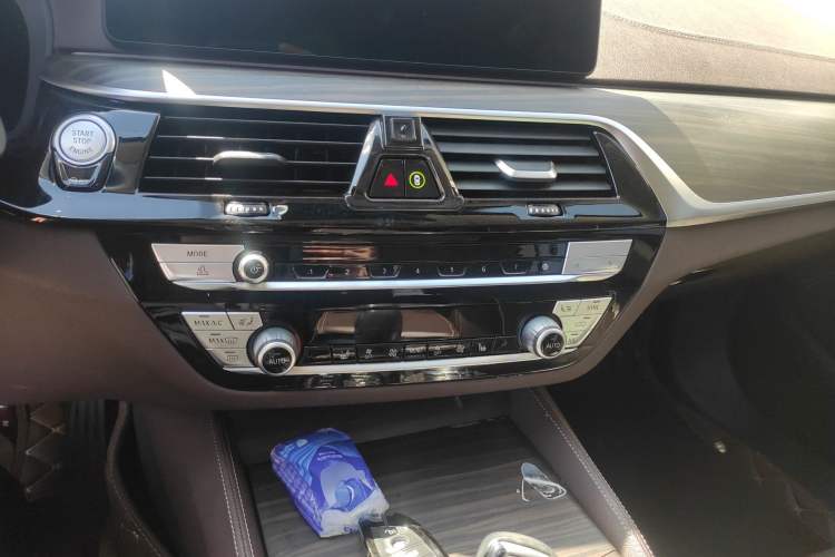 Used BMW 5 Series 2022 530Li Leading Luxury Package Audio And AC Panel