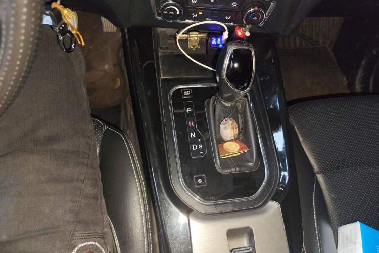 Used Dongfeng Fengon S560 2018 1.8L CVT Elite Model 7 Seats Gear Lever