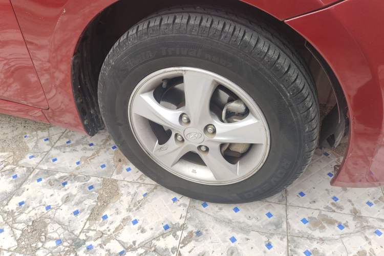 Used Hyundai Verna (older generation) 2010 Sedan 1.4L Automatic Fashionable GT Model Right Front Wheel Hub