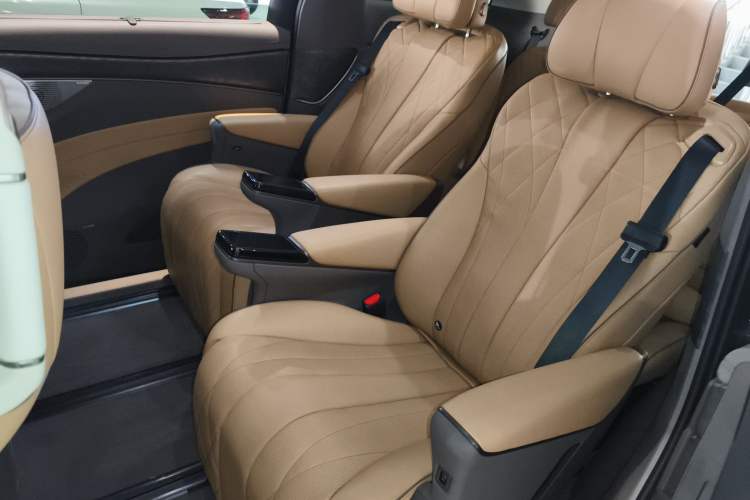 Used Denza D9 2022 DM-i 1040 Prestige Model