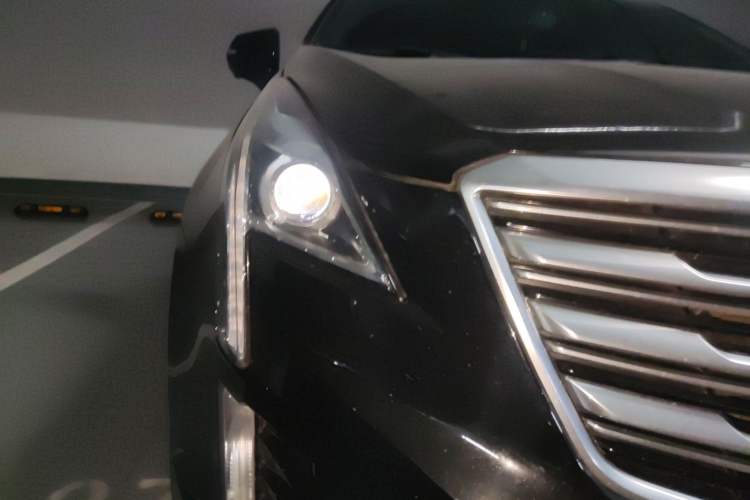 Used Cadillac XT5 2018 28E Four-Wheel Drive Tech Version Right Front Headlight