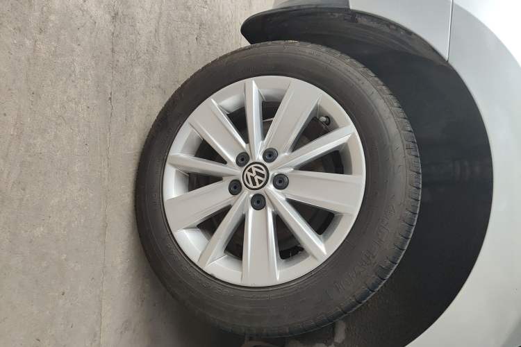 Used Volkswagen Jetta 2015 Value Edition 1.6L Automatic Comfort Version Right Rear Wheel Hub