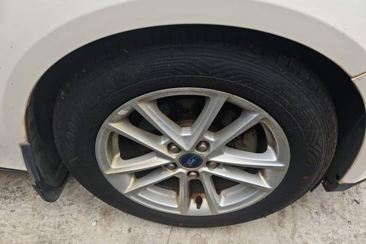 Used Ford Focus 2017 Sedan EcoBoost 180 Automatic Elite Model Right Front Wheel Hub