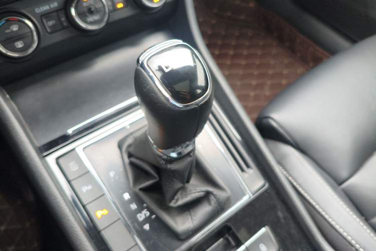 Used Skoda Superb 2016 TSI330 DSG Smart Drive Edition Gear Lever