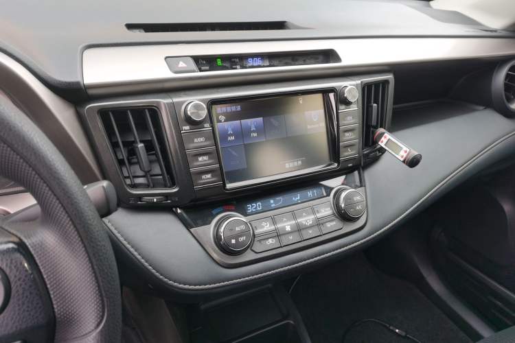 Used Toyota RAV4 2015 2.0L CVT Two-Wheel Drive Fashion Edition