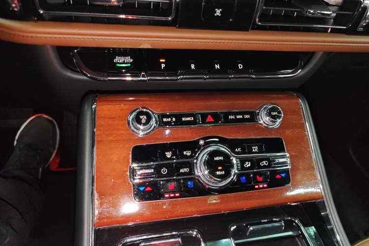 Used Lincoln Aviator 2023 3.0T V6 All-Wheel Drive Zunya Cruise Version 7 Seats Gear Lever