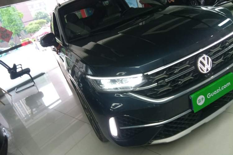 Used Volkswagen Tayron X 2023 330TSI Two-Wheel-Drive Flagship Smart Edition Front Right 45 Deg