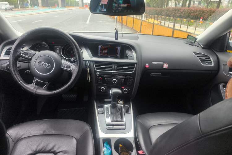 Used Audi A5 2012 2.0TFSI Sportback Center Console