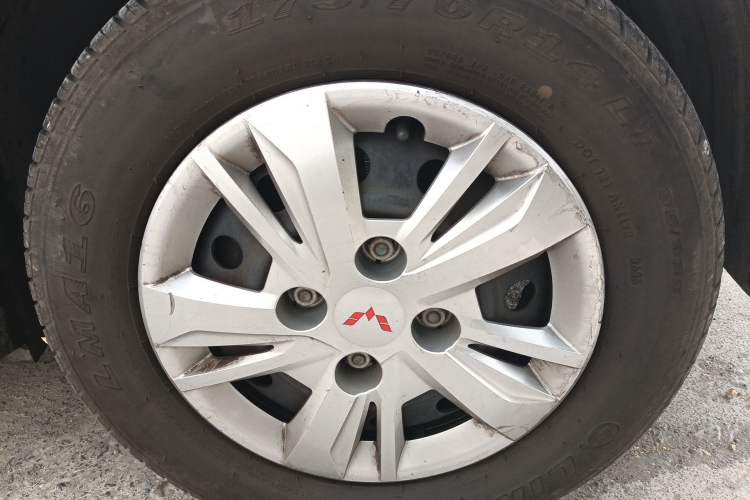 Used Wuling Hongguang 2021 1.5L S Base Version LAR Right Front Wheel Hub