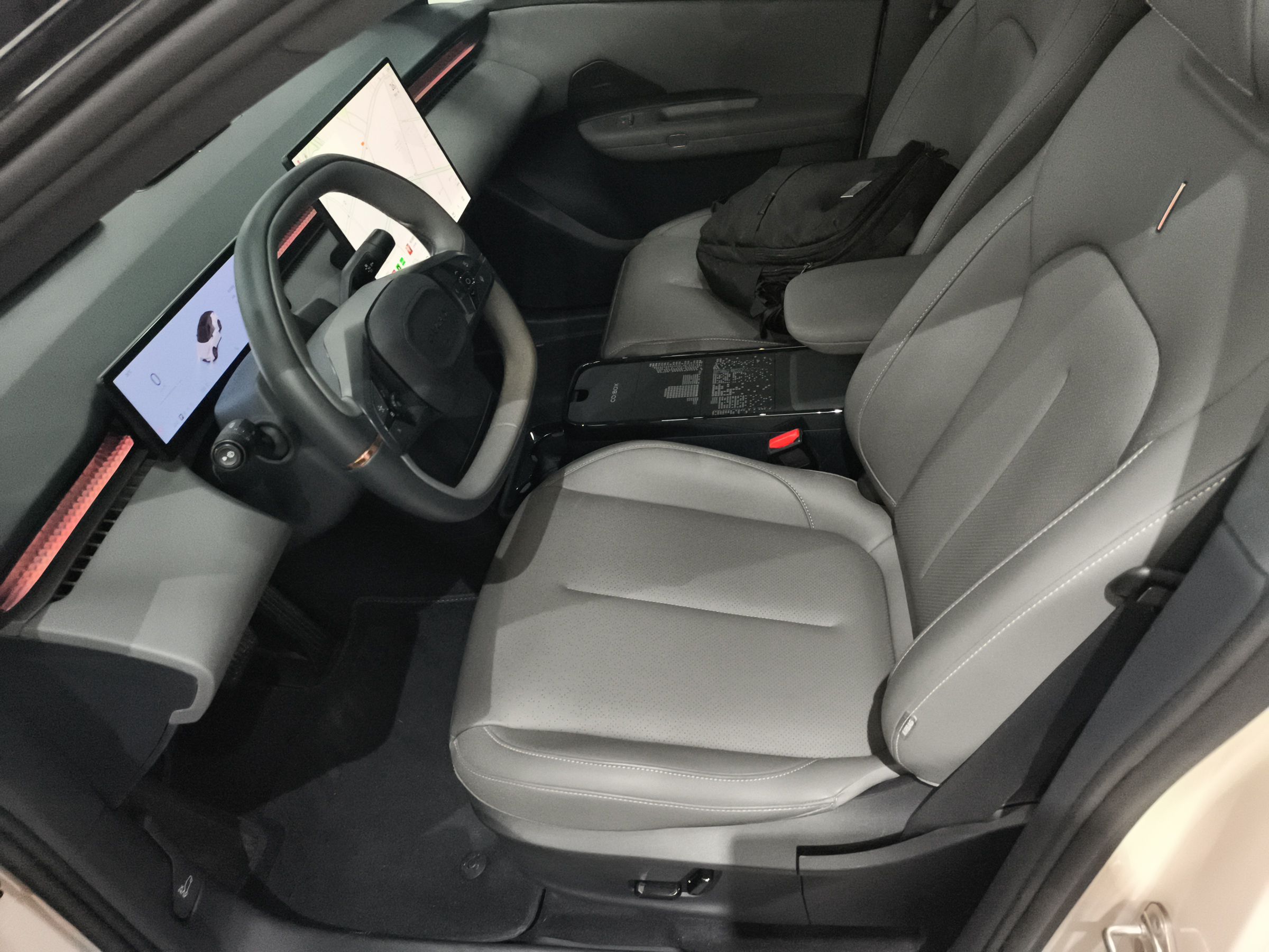 Переднее сиденье в автомобиле