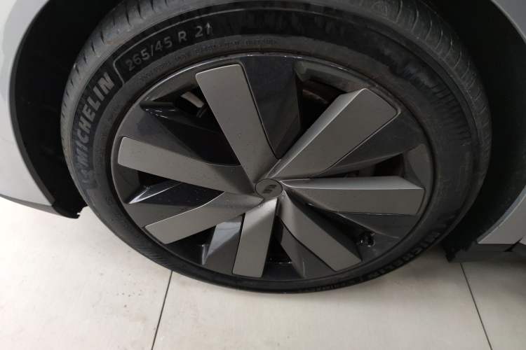 Used Li Auto i6 2025 Model Two-Wheel-Drive Standard Type Exterior 4