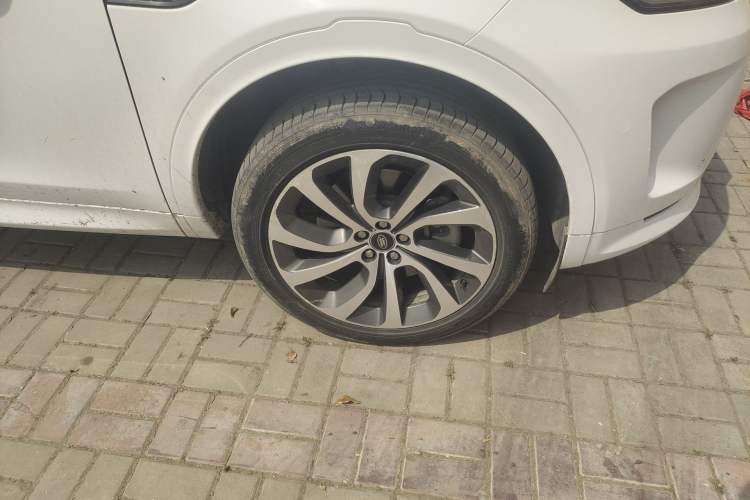 Used Land Rover Discovery Sport 2022 249 PS R-Dynamic S Performance Edition 5 Seats Right Front Wheel Hub