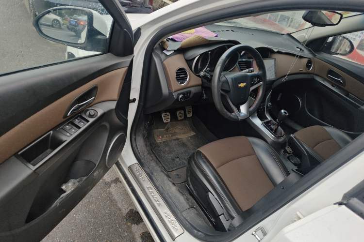 Used Chevrolet Cruze 2013 Hatchback 1.6L Manual Luxury Model
