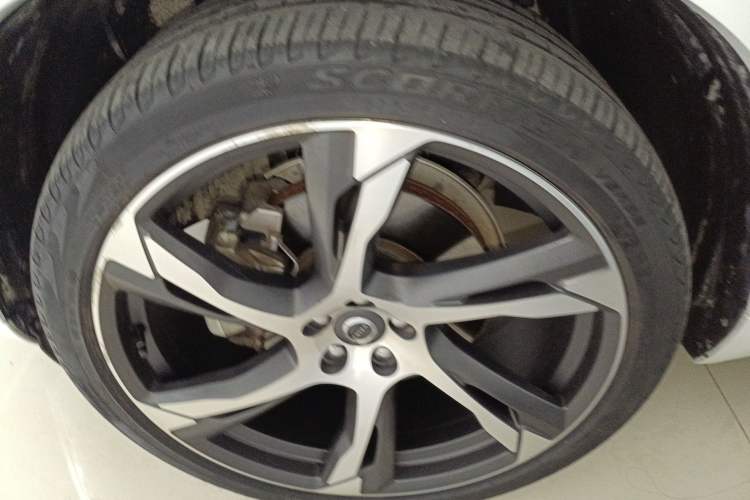 Used Volvo XC90 2018 T6 Prestige 7-Seater Left Front Wheel Hub